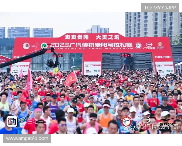 成都城市马拉松点评：极限运动队展现灵活性与团队合作的精彩瞬间